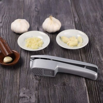 Sampel gratis 2 dalam 1 Manual Garlic Press Mincer Kitchen Garlic Chopper Slicer Portable Garlic Grinding Crusher Masher Maker Alat Sayuran