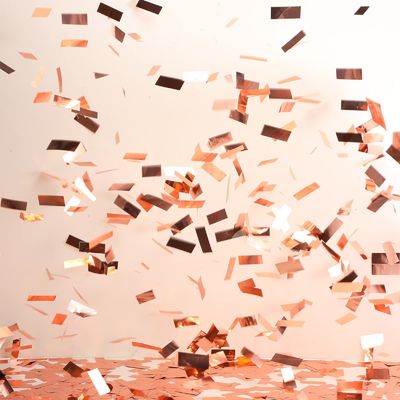 Ungu 2 * 5cm Partai Popper Confetti Cannon Biodegradable persegi panjang Bulat Bentuk Hati Hijau Putih Hitam Confetti Gold Foil Free Sample